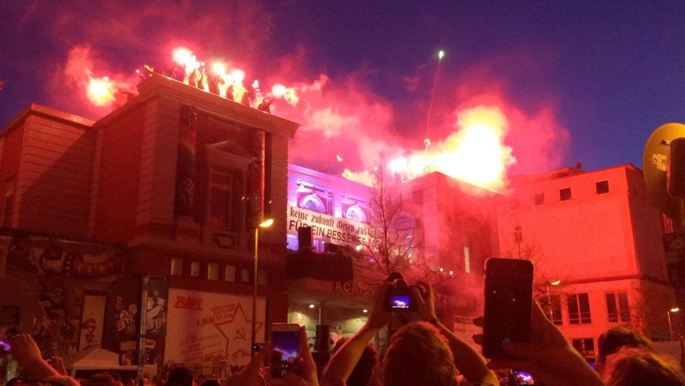 Konzert von Neonschwarz im Mai 2016 aufund vor der Roten Flora