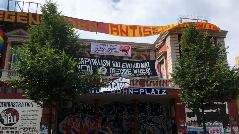 Die Rote Flora mit vielen Statement-Banderolen