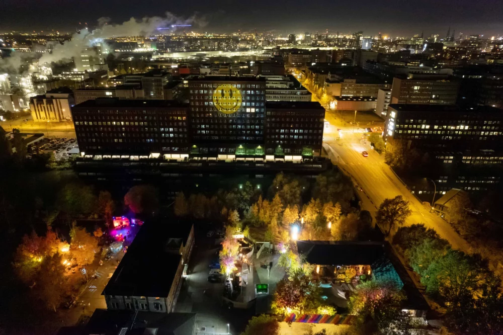 Gelber Smilie, der vom Südpol an das nächstgelegene Hochhaus gebeamt wird