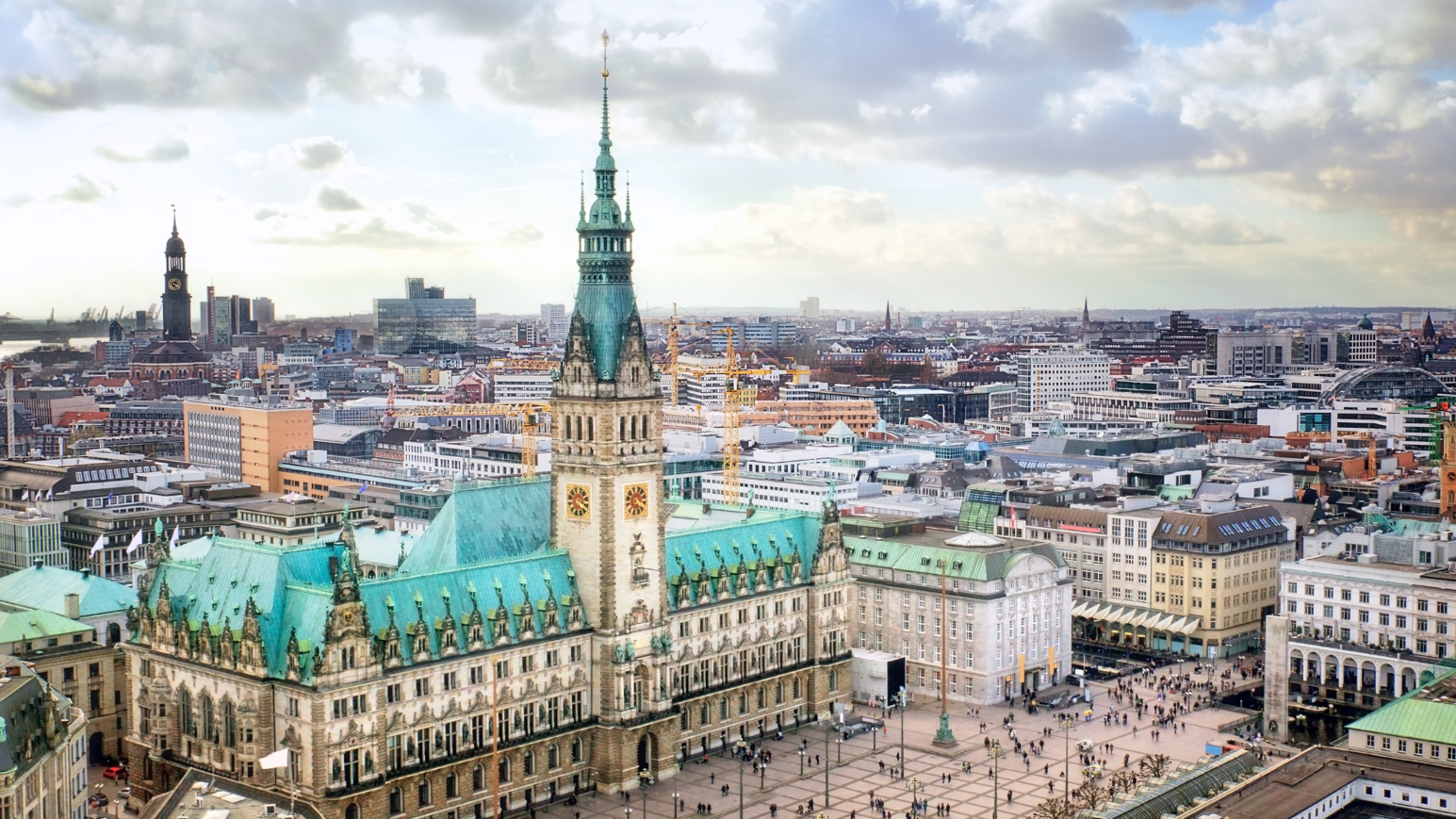 Das Hamburger Rathaus mit Vorplatz aus der Vogelperspektive