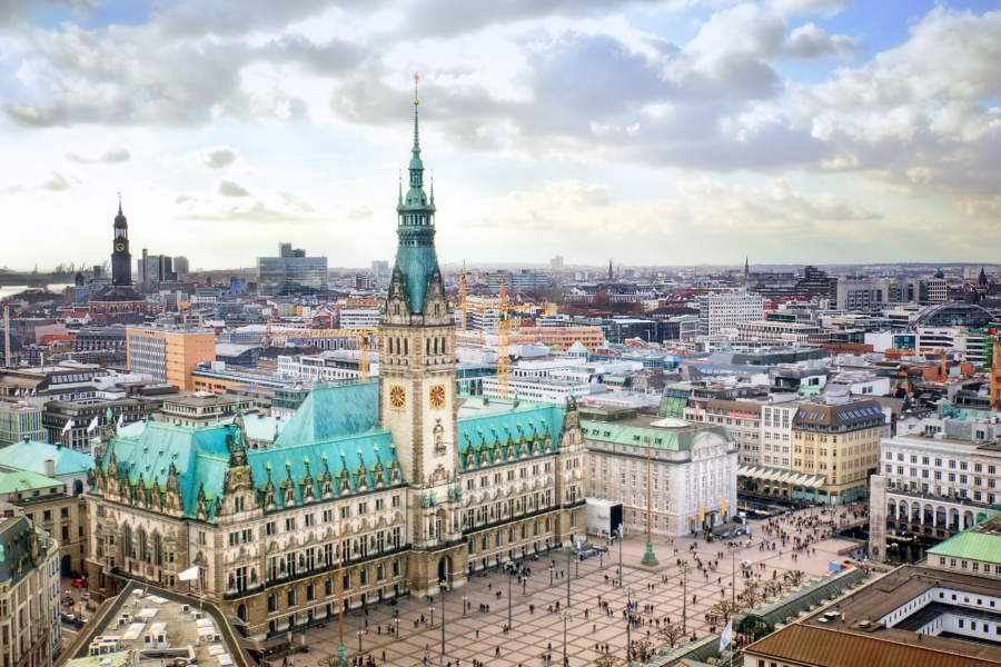 Das Hamburger Rathaus mit Vorplatz aus der Vogelperspektive