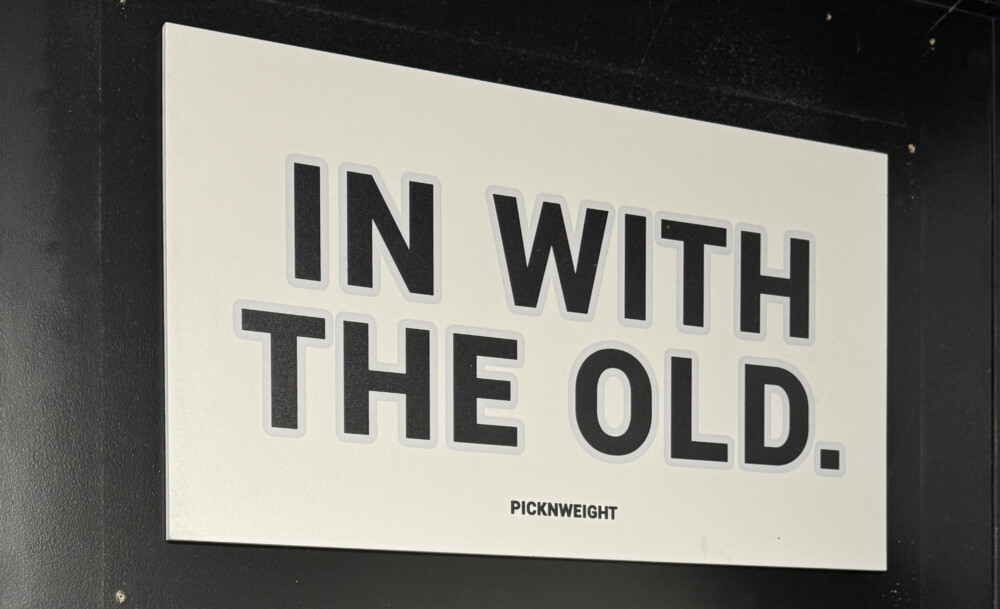 Ein Schild aus dem Laden Pick&Weight auf dem "In with the Old" steht