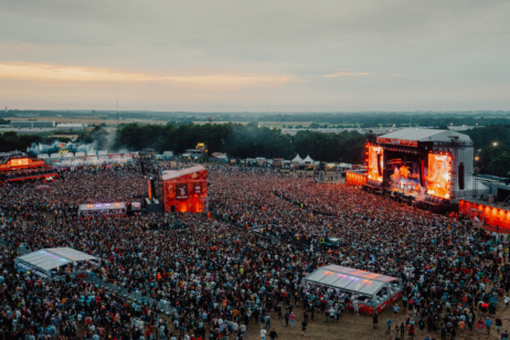 Das Deichbrand ist eines der bekanntesten deutschen Festivals. Seit 20-Jahren treten hier nationale wie internationale Künstlerinnen und Künstler auf 