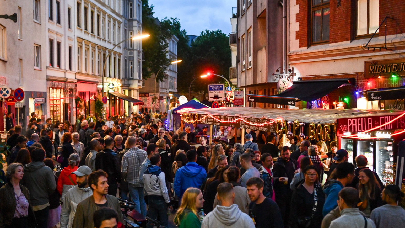 Buntes Treiben auf altonas Straßen während des STAMP-Festivals