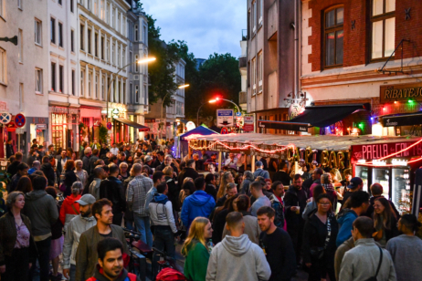 Buntes Treiben auf altonas Straßen während des STAMP-Festivals