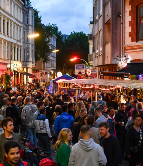 Buntes Treiben auf altonas Straßen während des STAMP-Festivals