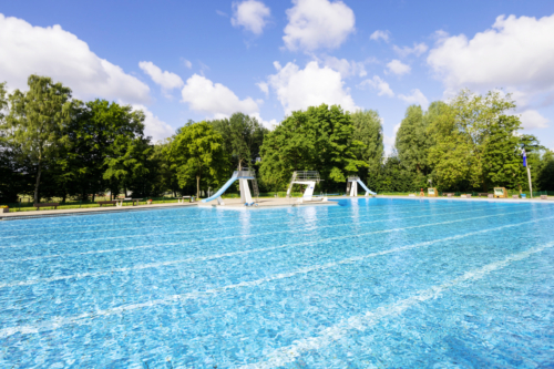 Ein Schwimmbad des Bäderland. Viele Bahnen laden zum Schwimmen im freien ein.