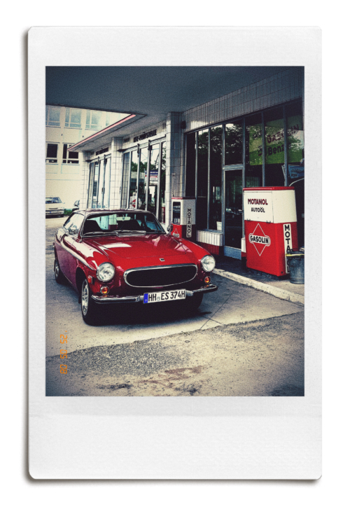 Ein roter Oldtimer au dem Gelände der Tankstelle Brandshof
