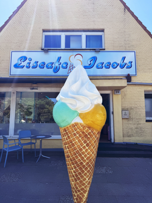 Das Eiscafé Jacobs ist eine Eisdiele in Langenhorn.