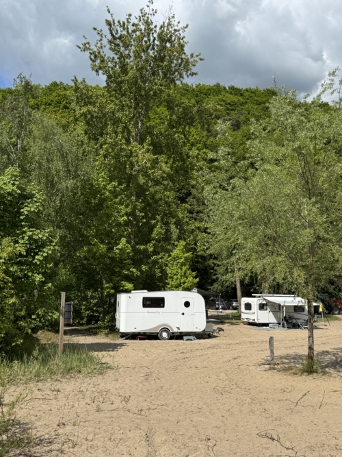 ElbeCamp in Hamburg. Wohnwagen am Strand