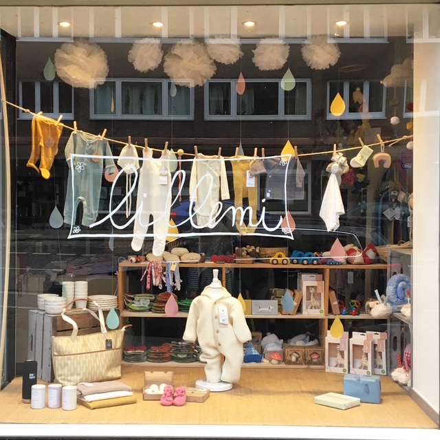 Das Schaufenster des Geschäfts Lillemi von außen 