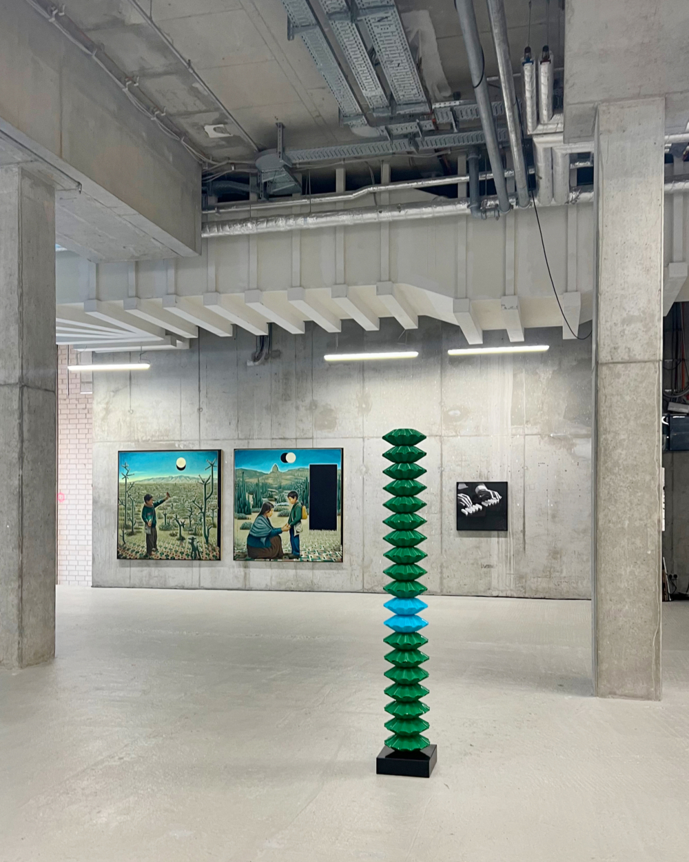 Bilder und ein e grün-blaue Skulptur. Ausstellung im THE SPACE