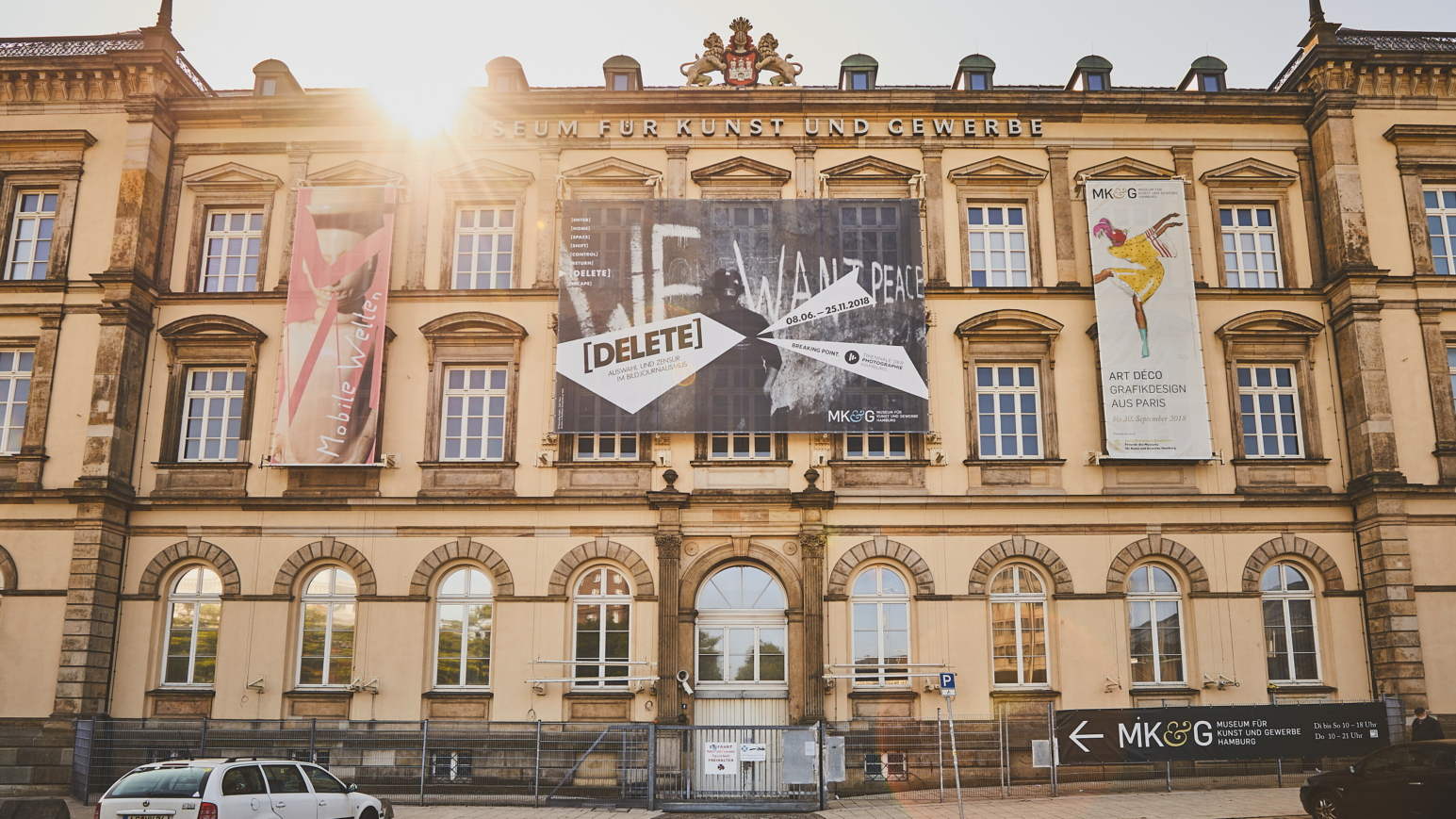 Das MK&G von Außen in der Frontalansicht. Ein großes Altbaugebäude in der Stadt