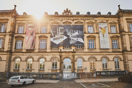 Das MK&G von Außen in der Frontalansicht. Ein großes Altbaugebäude in der Stadt