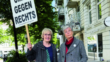 Beide Teil der Inititative Omas gegen Rechts: Sabine Hirsch und Hilde Vollmayr