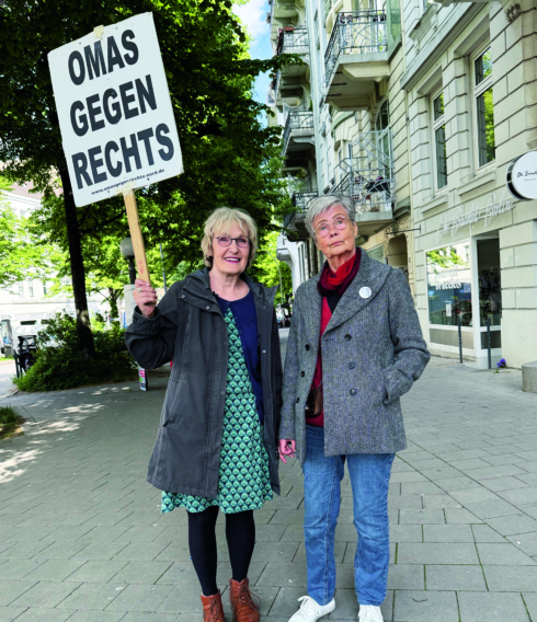 Beide Teil der Inititative Omas gegen Rechts: Sabine Hirsch und Hilde Vollmayr