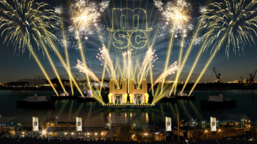 Feuerwerk an den Landungsbrücken. MSC und Hamburg Logo