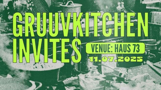 Grüne Illustration von GROUVKITCHEN INVITES - Grüne Schrift vor dem Bild einer Küche
