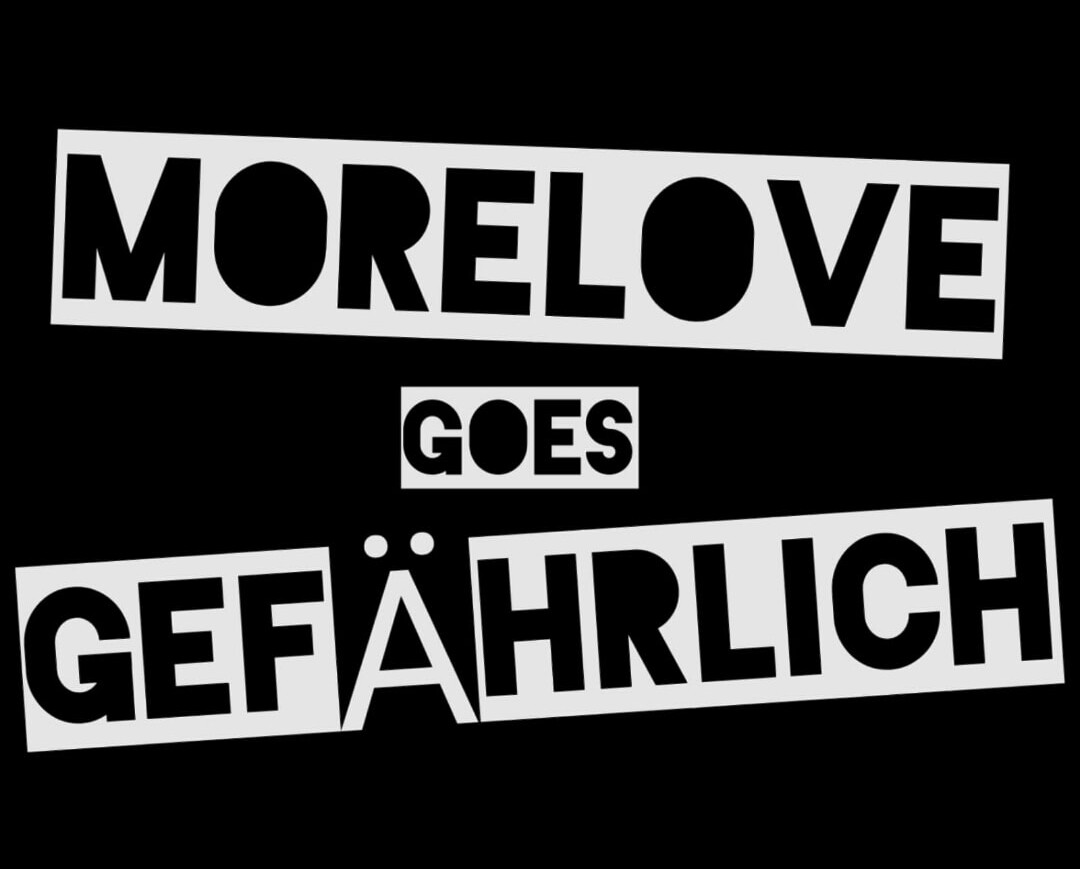 Schrift More Love goes Gefährlich vor einem schwarzen Hintergrund