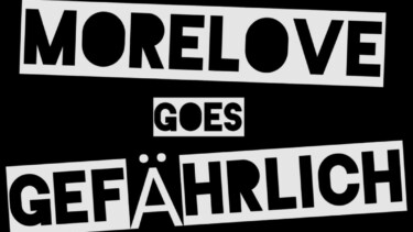Schrift More Love goes Gefährlich vor einem schwarzen Hintergrund