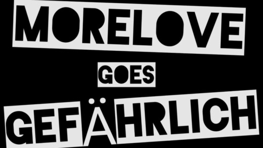 Schrift More Love goes Gefährlich vor einem schwarzen Hintergrund