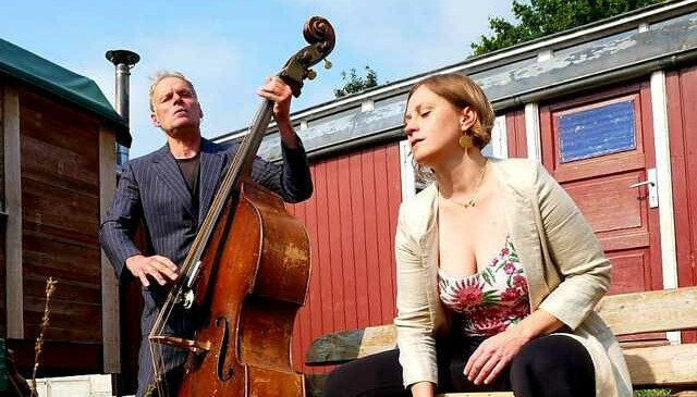 Cyrculart-Duo draußen mit Instrumenten in der Hand