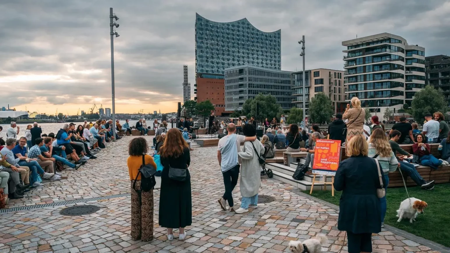 Menschen auf der Promenade vor der Elbphilharmonie