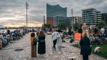 Menschen auf der Promenade vor der Elbphilharmonie