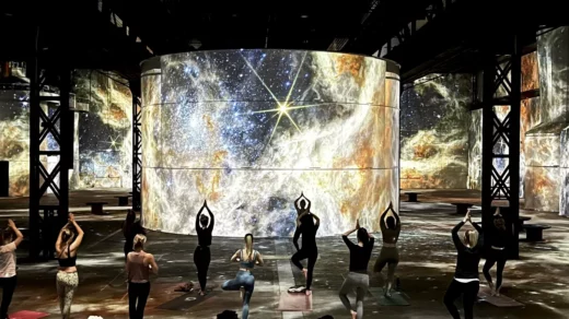 Personen die Yoga machen vor Universums-Projektionen