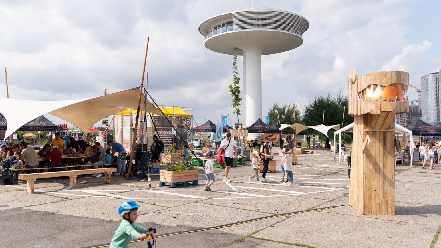 Zelte, Kinder und Erwachsene auf einem großen Platz