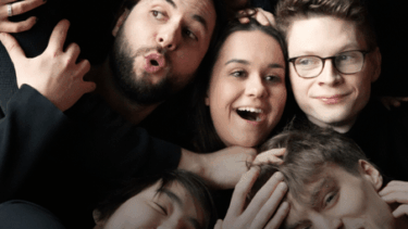 Die Gruppe vom “Hansestadt Humbug – Kalliope Universitätstheater"-Event beim Gruppenkuscheln