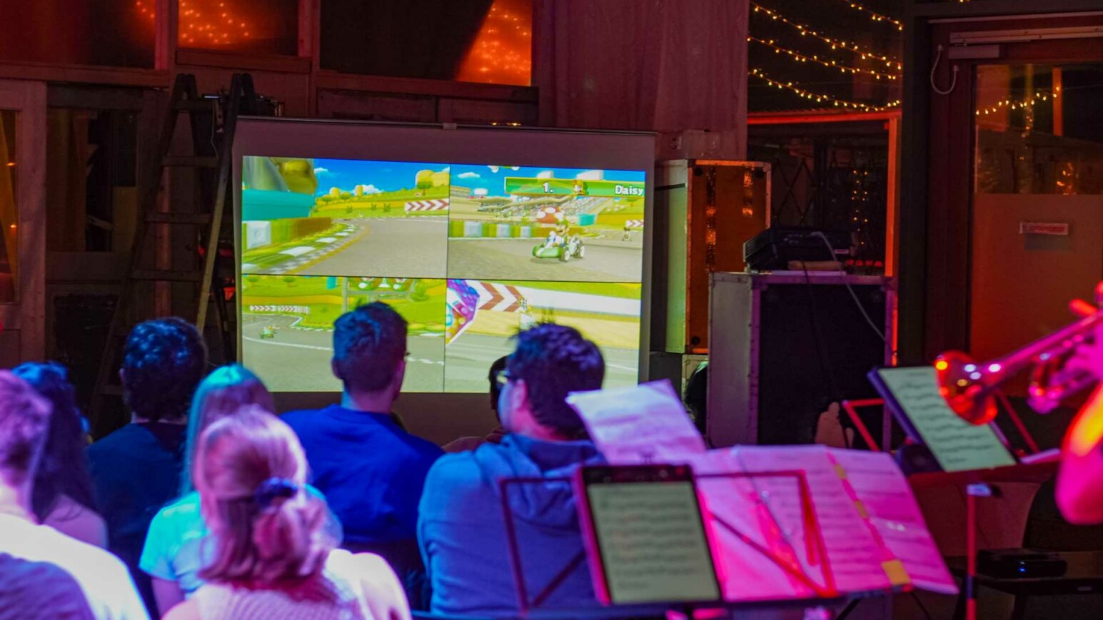 Ausschnitt aus einem Mario Kart-Tunier mit Live-Band