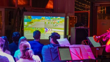 Ausschnitt aus einem Mario Kart-Tunier mit Live-Band