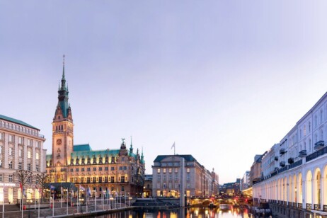 Die Promenade, die Alster und das Rathaus Hamburgs