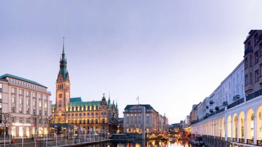 Die Promenade, die Alster und das Rathaus Hamburgs