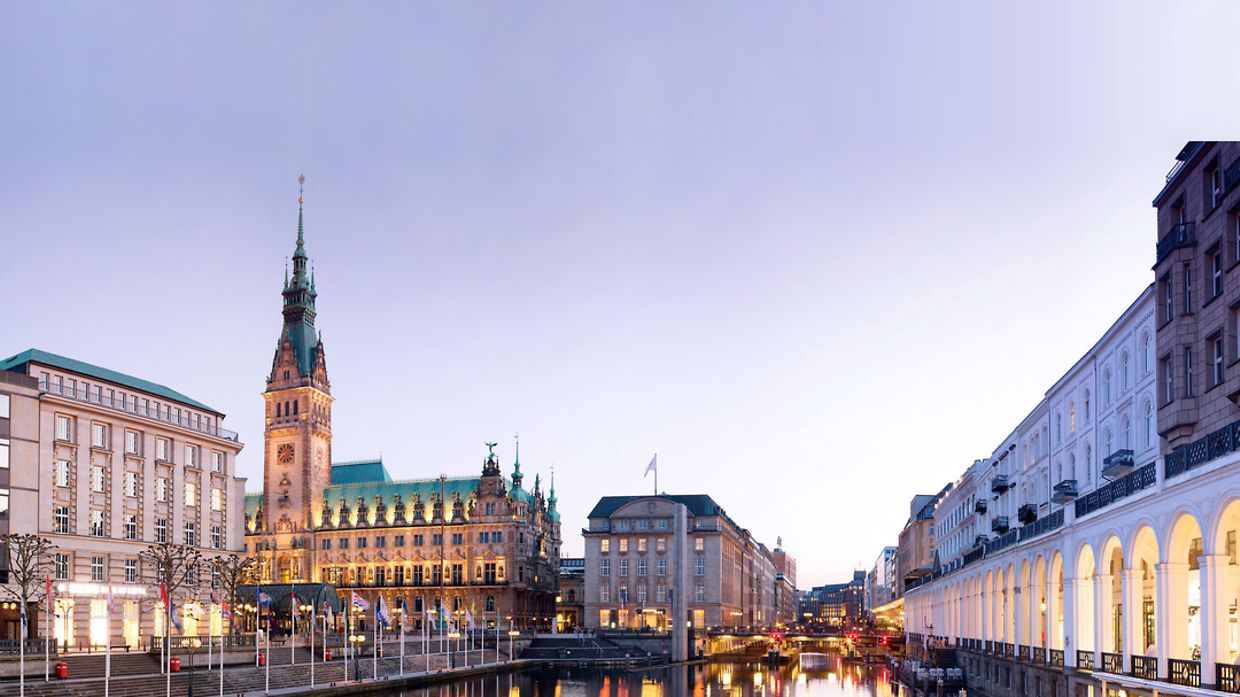 Die Promenade, die Alster und das Rathaus Hamburgs
