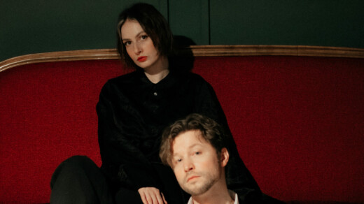 Bild von Nick & June: June sitzt auf einem Sofa, Nick davor
