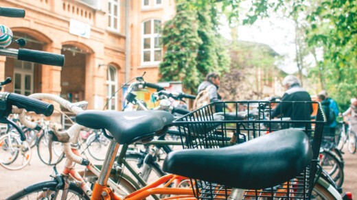Viele Fahrräder mit Bildfokus auf den Sätteln