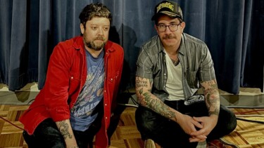 Band "The Rosline" auf dem Boden