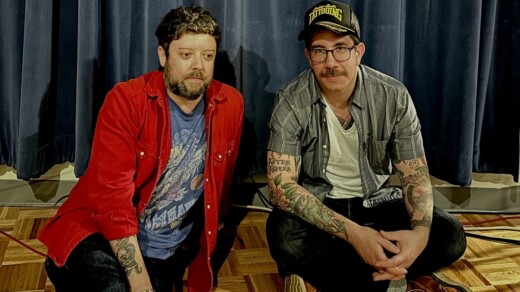Band "The Rosline" auf dem Boden