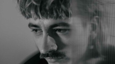 Linus Duewer - Portrait in schwarz-weiß