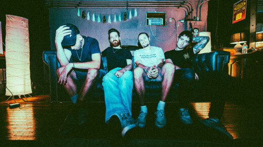 Band Dead Poet Society auf einem Sofa