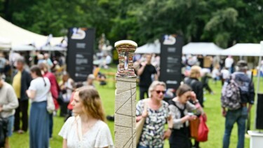 Die Christianswiese mit Menschen und Ständen mit Kunstwerken
