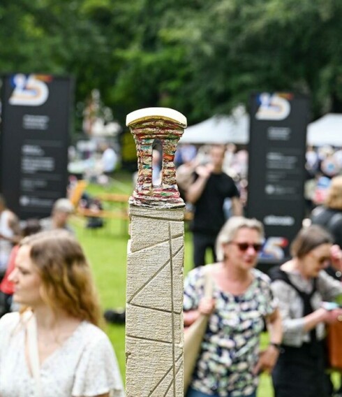 Die Christianswiese mit Menschen und Ständen mit Kunstwerken