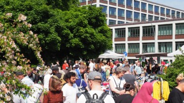 Menschenmenge auf einem Flohmarkt bei Sonnenschein