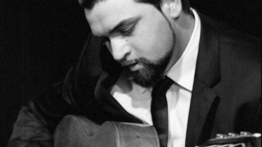 Giovanni Weiss mit Gitarre