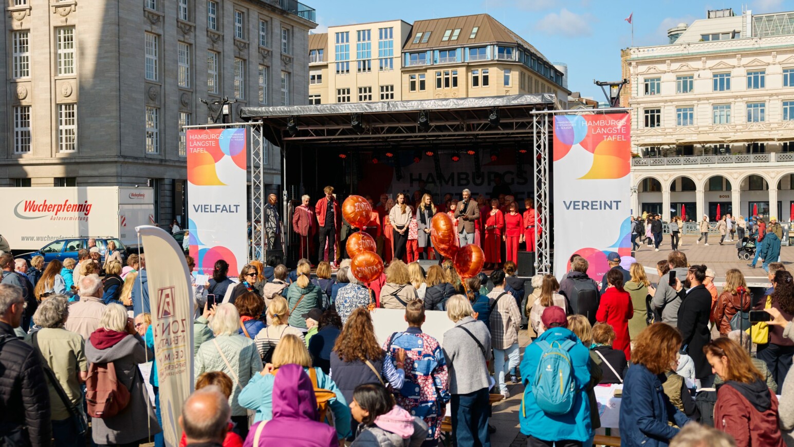 Bühne auf dem Hamburger Rathausmarkt anlässlich der Stiftungstage