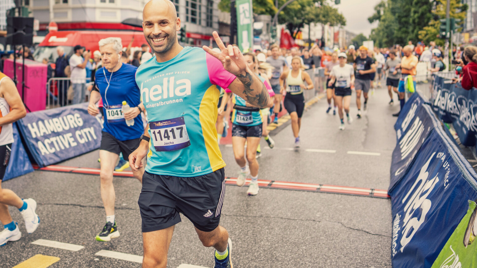 Erfolgreicher Läufer, der beim hella halbmarathon die Ziellinie erreicht hat