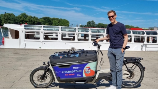 Lennart Schaefer mit seinem Bücher-Lastenrad vor der Binnenalster