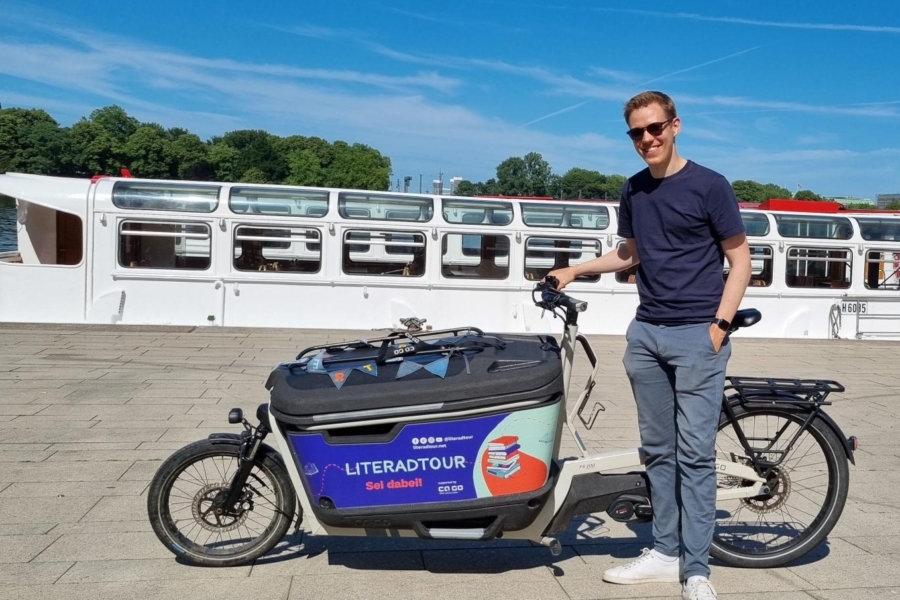 Lennart Schaefer mit seinem Bücher-Lastenrad vor der Binnenalster